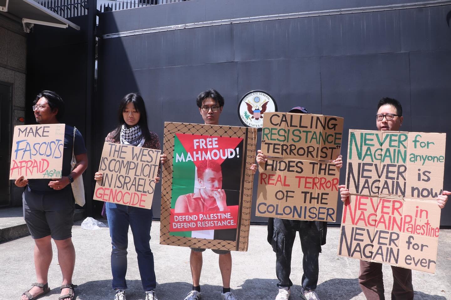 protesto em frente à embaixada americana em HK